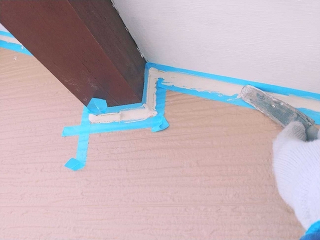 軒天・外壁の間コーキングならし風景